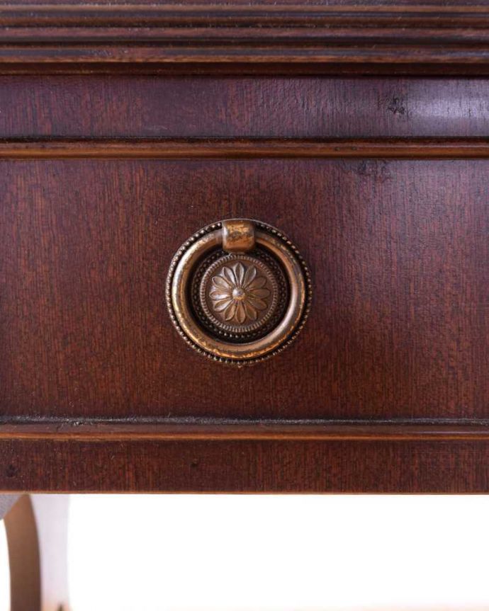 アンティークのテーブル　アンティーク家具　天板のかたちもお洒落な伸張式アンティークサイドテーブル（バタフライテーブル）。アンティークらしい取っ手アンティークらしいデザインの取っ手を、そっと引っ張って開けるたびに、宝箱を開けている気分です。(m-654-f)