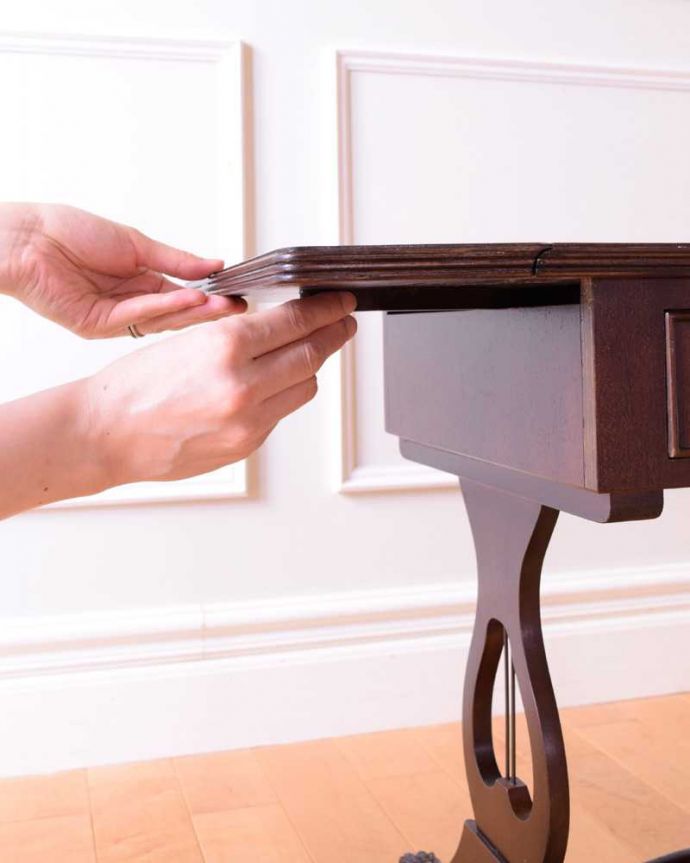 アンティークのテーブル　アンティーク家具　天板のかたちもお洒落な伸張式アンティークサイドテーブル（バタフライテーブル）。あっという間にサイズ変更OK！天板を持ち上げてバーを出すだけで、簡単にサイズが変えれます。(m-654-f)