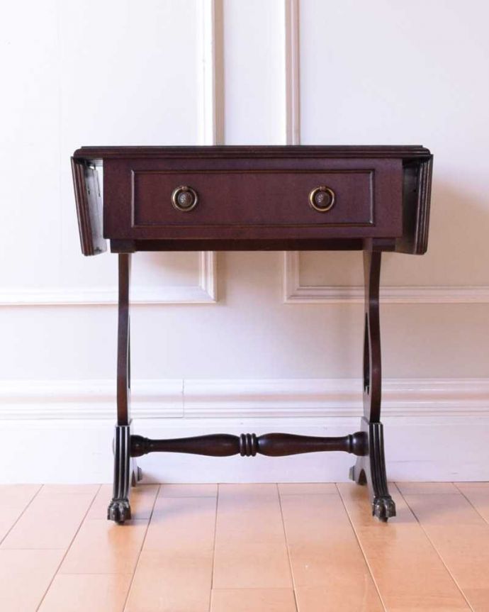 アンティークのテーブル　アンティーク家具　天板のかたちもお洒落な伸張式アンティークサイドテーブル（バタフライテーブル）。リーフを畳むと･･･天板の両側のリーフを畳むと意外にコンパクト。(m-654-f)