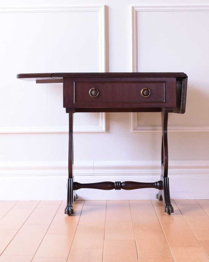 アンティークのテーブル　アンティーク家具　天板のかたちもお洒落な伸張式アンティークサイドテーブル（バタフライテーブル）。片方だけ開いても使えます3WAYで使えるから、片側だけ開いた状態でもOK。(m-654-f)