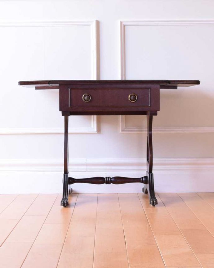 アンティークのテーブル　アンティーク家具　天板のかたちもお洒落な伸張式アンティークサイドテーブル（バタフライテーブル）。両方開いて広々と左右のリーフを開けばゆったりサイズ。(m-654-f)