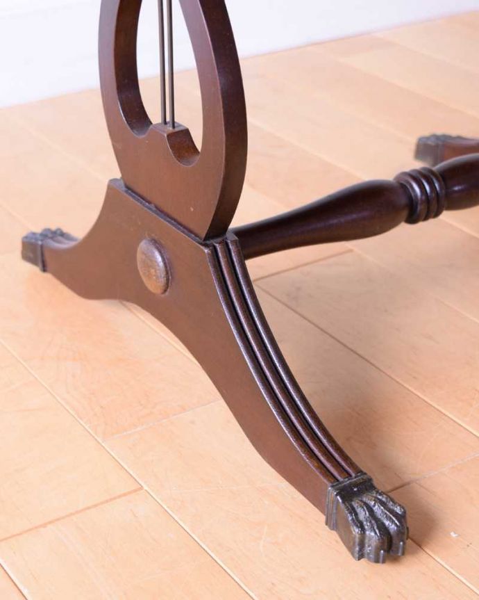 アンティークのテーブル　アンティーク家具　天板のかたちもお洒落な伸張式アンティークサイドテーブル（バタフライテーブル）。女性1人でラクラク運べちゃうんですキャスター付きの脚。(m-654-f)