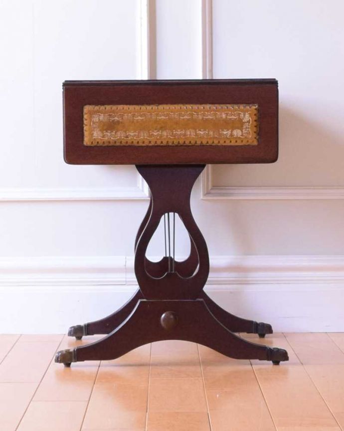 アンティークのテーブル　アンティーク家具　天板のかたちもお洒落な伸張式アンティークサイドテーブル（バタフライテーブル）。天板を畳むとこんな感じ閉じたときは、また違った表情を見せて楽しませてくれます。(m-654-f)