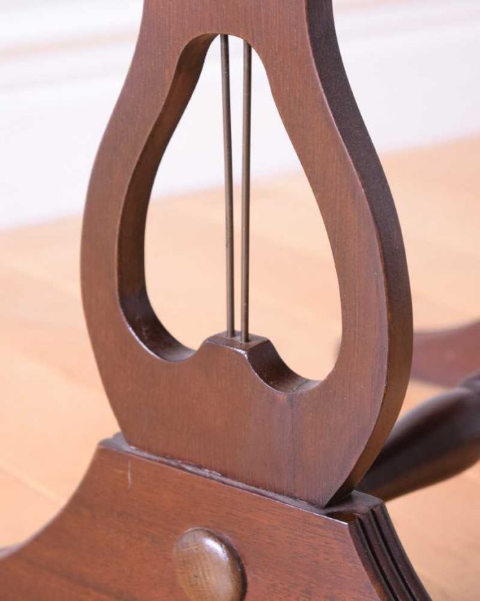 アンティークのテーブル　アンティーク家具　天板のかたちもお洒落な伸張式アンティークサイドテーブル（バタフライテーブル）。惚れ惚れしちゃう美しさ個人的に美しいと思える女性らしく優雅なデザインを選んできました。(m-654-f)