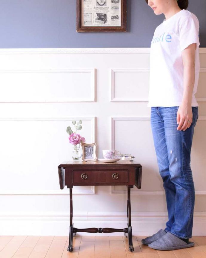 アンティークのテーブル　アンティーク家具　天板のかたちもお洒落な伸張式アンティークサイドテーブル（バタフライテーブル）。蝶の羽がモチーフになった美しいテーブルまるで蝶々が羽を広げるように折りたたみが出来るところから名前が付けられた「バタフライ（蝶々）テーブル」。(m-654-f)