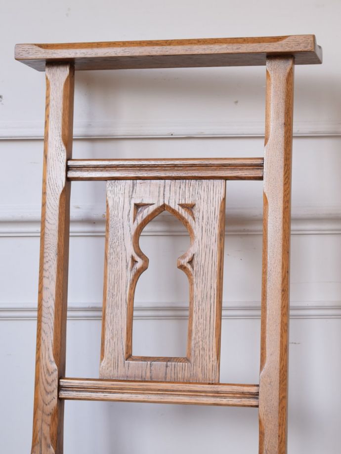 アンティークチェアの背もたれ