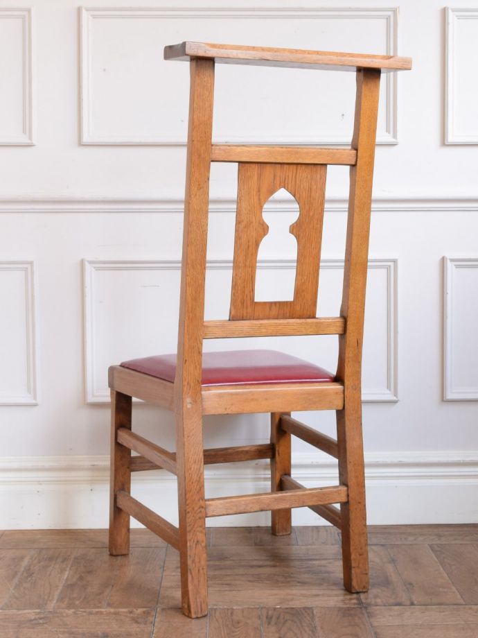 チャペルチェアの後ろ姿