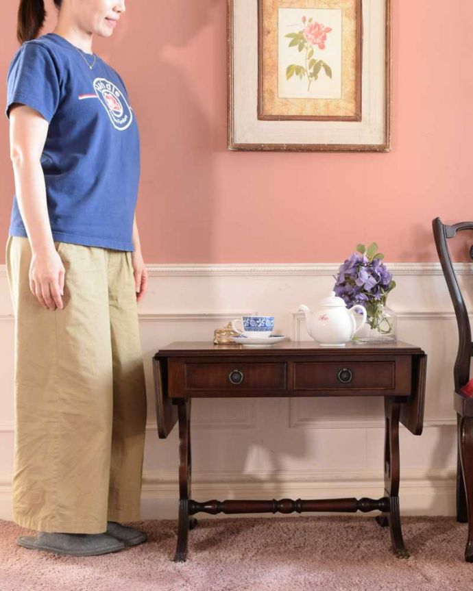 アンティークのテーブル　アンティーク家具　英国輸入のアンティーク家具、バタフライテーブル（伸張式のコーヒーテーブル）。蝶の羽がモチーフになった美しいテーブルまるで蝶々が羽を広げるように折りたたみが出来るところから名前が付けられた「バタフライ（蝶々）テーブル」。(m-655-f)