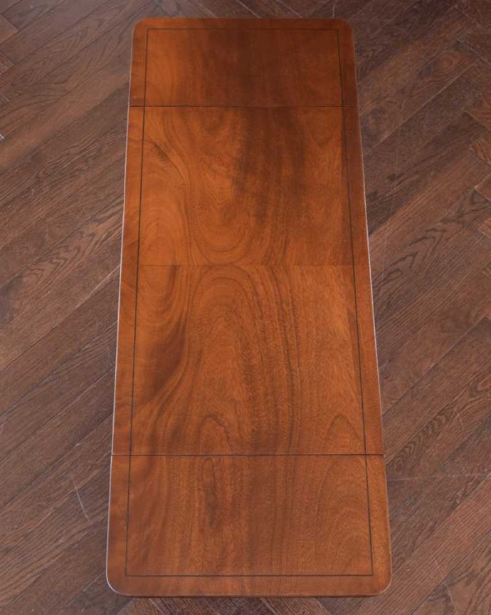 アンティークのテーブル　アンティーク家具　英国輸入のアンティーク家具、バタフライテーブル（伸張式のコーヒーテーブル）。天板もキレイにお直ししました。(m-655-f)