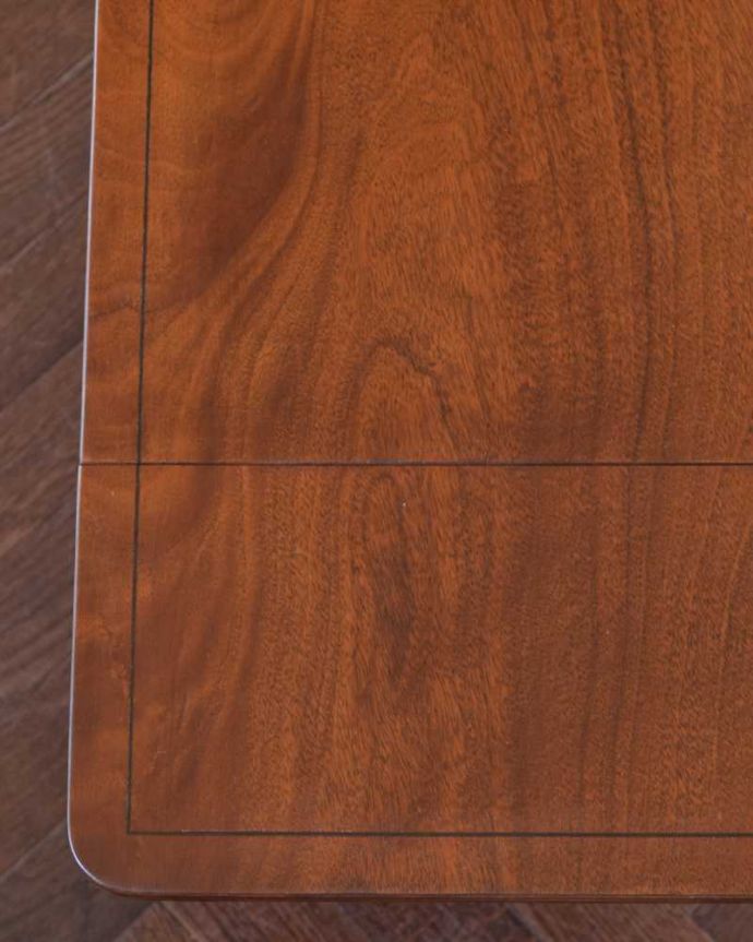 アンティークのテーブル　アンティーク家具　英国輸入のアンティーク家具、バタフライテーブル（伸張式のコーヒーテーブル）。天板を近くから見ると･･･革のコンディションもとてもよくキレイです。(m-655-f)