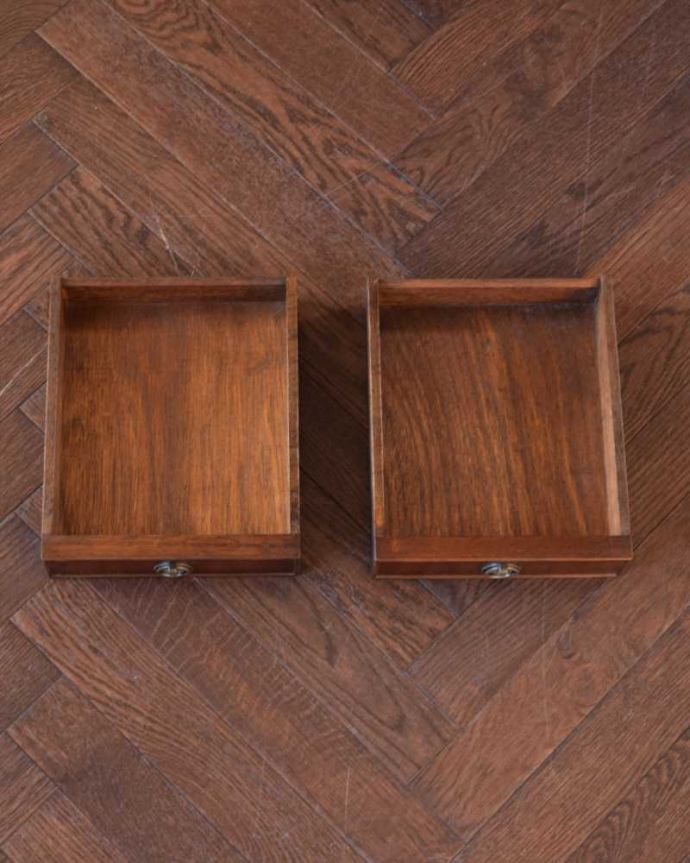 アンティークのテーブル　アンティーク家具　英国輸入のアンティーク家具、バタフライテーブル（伸張式のコーヒーテーブル）。引き出しの中もキレイに修復しました。(m-655-f)