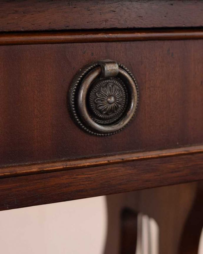 アンティークのテーブル　アンティーク家具　英国輸入のアンティーク家具、バタフライテーブル（伸張式のコーヒーテーブル）。アンティークらしい取っ手アンティークらしいデザインの取っ手を、そっと引っ張って開けるたびに、宝箱を開けている気分です。(m-655-f)