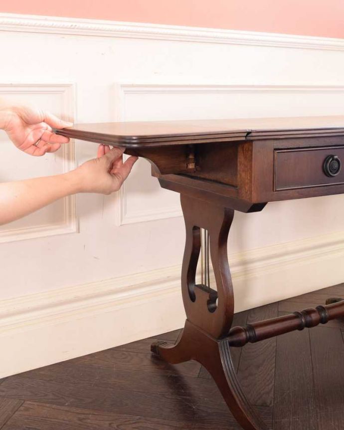 アンティークのテーブル　アンティーク家具　英国輸入のアンティーク家具、バタフライテーブル（伸張式のコーヒーテーブル）。あっという間にサイズ変更OK！天板を持ち上げてバーを出すだけで、簡単にサイズが変えれます。(m-655-f)
