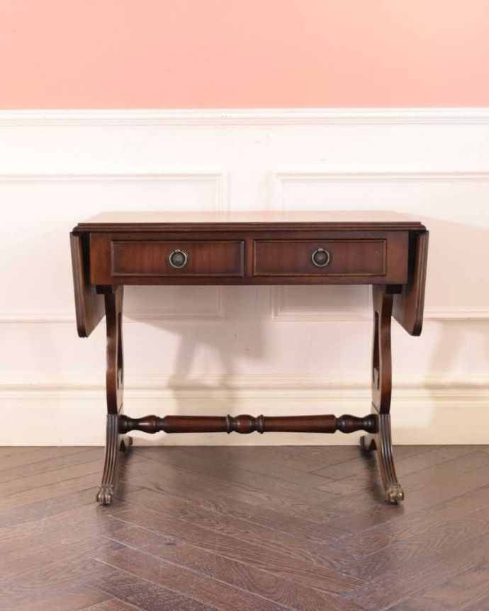 アンティークのテーブル　アンティーク家具　英国輸入のアンティーク家具、バタフライテーブル（伸張式のコーヒーテーブル）。リーフを畳むと･･･天板の両側のリーフを畳むと意外にコンパクト。(m-655-f)