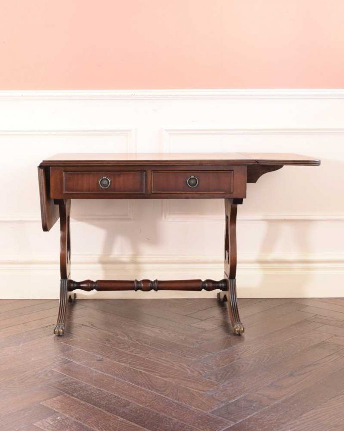 アンティークのテーブル　アンティーク家具　英国輸入のアンティーク家具、バタフライテーブル（伸張式のコーヒーテーブル）。片方だけ開いても使えます3WAYで使えるから、片側だけ開いた状態でもOK。(m-655-f)