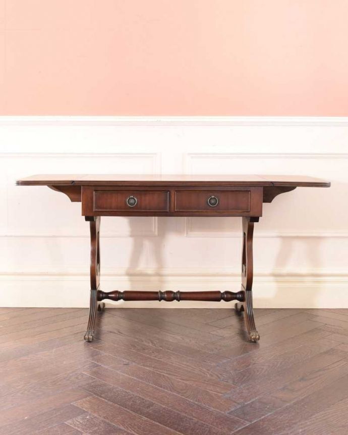 アンティークのテーブル　アンティーク家具　英国輸入のアンティーク家具、バタフライテーブル（伸張式のコーヒーテーブル）。両方開いて広々と左右のリーフを開けばゆったりサイズ。(m-655-f)