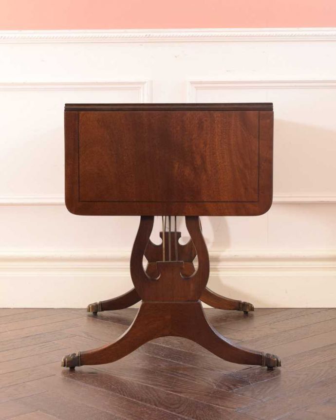 アンティークのテーブル　アンティーク家具　英国輸入のアンティーク家具、バタフライテーブル（伸張式のコーヒーテーブル）。天板を畳むとこんな感じ閉じたときは、また違った表情を見せて楽しませてくれます。(m-655-f)