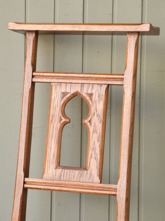 アンティークチェアの背もたれ