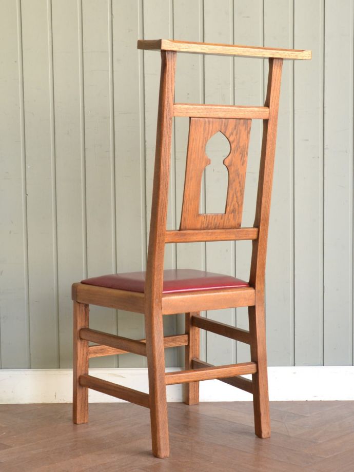 チャペルチェアの後ろ姿