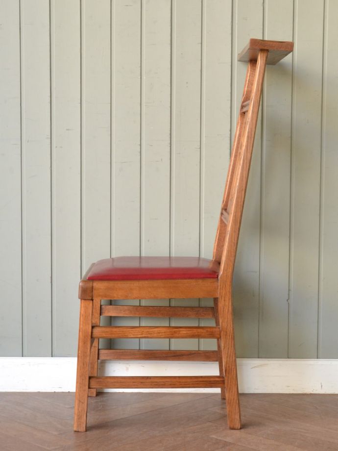 チャーチチェアの横顔