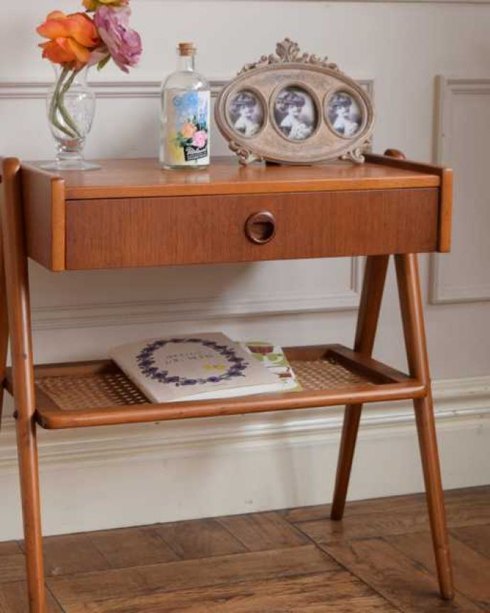 アンティークのチェスト アンティーク家具 シンプルな引き出し付きのサイドテーブル、ソファやベッドの横で使える北欧ビンテージ家具。見えない所もこだわっていますヴィンテージの家具は年代が若いので簡単な修復だけでも使えますが、アンティーク家具専門店らしく長く使って頂けるよう、しっかり修復しています。(m-656-f)