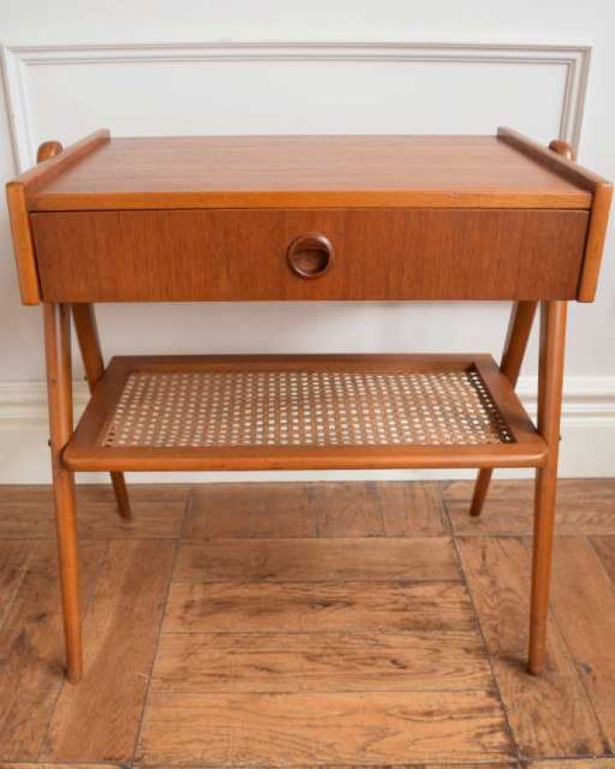 アンティークのチェスト アンティーク家具 シンプルな引き出し付きのサイドテーブル、ソファやベッドの横で使える北欧ビンテージ家具。意外にたっぷり入りますオープン棚の中は意外にたっぷり収納できます。(m-656-f)