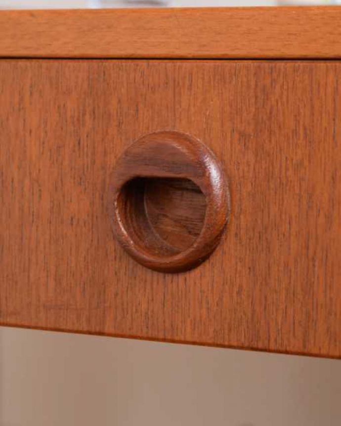 アンティークのチェスト アンティーク家具 シンプルな引き出し付きのサイドテーブル、ソファやベッドの横で使える北欧ビンテージ家具。シンプルでカッコいい取っ手北欧デザインらしいシンプルなデザインの取っ手。(m-656-f)