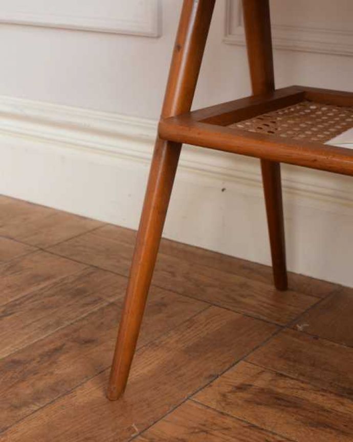 アンティークのチェスト アンティーク家具 シンプルな引き出し付きのサイドテーブル、ソファやベッドの横で使える北欧ビンテージ家具。女性1人でラクラク運べちゃう仕掛けHandleのアンティークは、脚の裏にフェルトキーパーをお付けしています。(m-656-f)