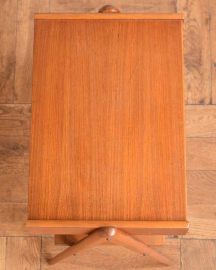 アンティークのチェスト アンティーク家具 シンプルな引き出し付きのサイドテーブル、ソファやベッドの横で使える北欧ビンテージ家具。上から見ると・・・天板はこんな感じです。(m-656-f)