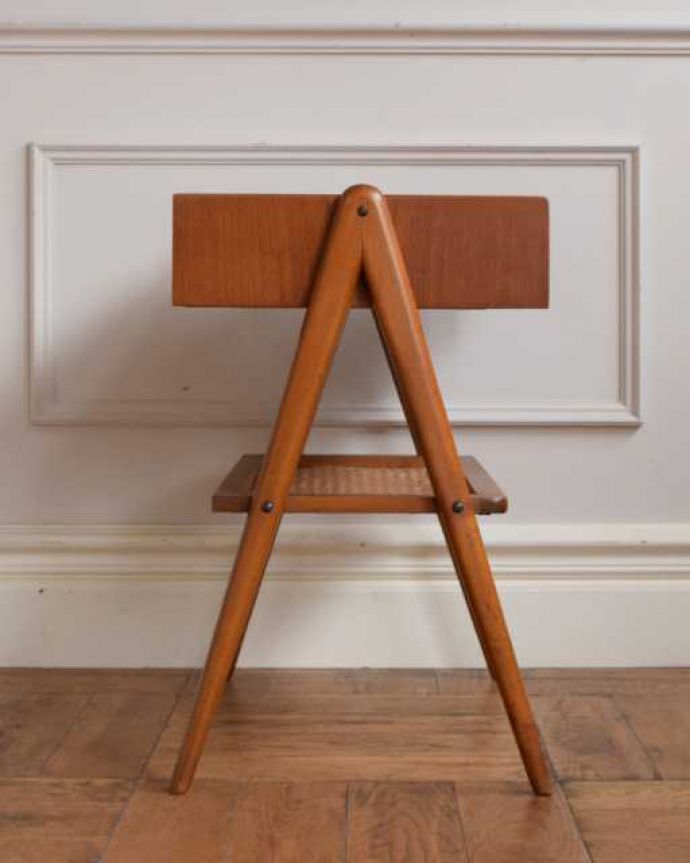 アンティークのチェスト アンティーク家具 シンプルな引き出し付きのサイドテーブル、ソファやベッドの横で使える北欧ビンテージ家具。後ろ姿もキレイですヴィンテージ家具は新品ではないので経年変化によるキズは必ずありますが、きちんと修復したので後ろ姿までキレイです。(m-656-f)