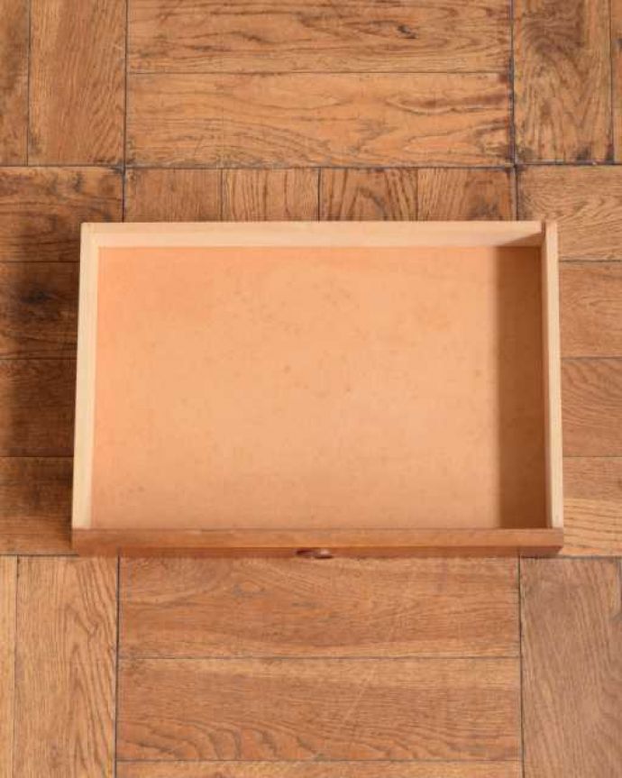 アンティークのチェスト アンティーク家具 シンプルな引き出し付きのサイドテーブル、ソファやベッドの横で使える北欧ビンテージ家具。引き出しの中もキレイですもちろん引き出しの中も専門の職人がキレイに修復したので、とってもキレイです。(m-656-f)