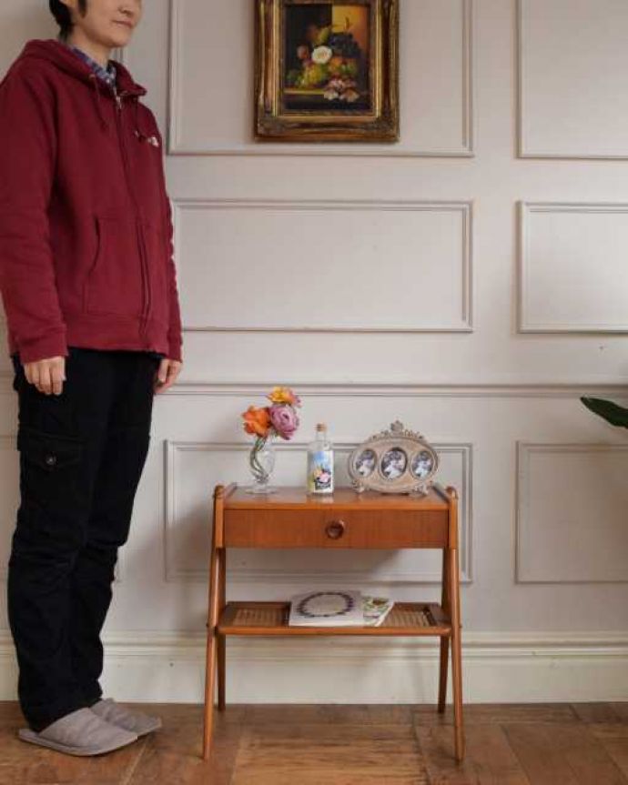 アンティークのチェスト アンティーク家具 シンプルな引き出し付きのサイドテーブル、ソファやベッドの横で使える北欧ビンテージ家具。スッキリとしたシンプルなデザイン北欧スタイルのデザインは、やっぱり見た目がカッコいい!シンプルなのでどんなお部屋にも似合います。(m-656-f)