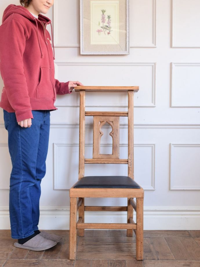 英国アンティークのチャーチチェア