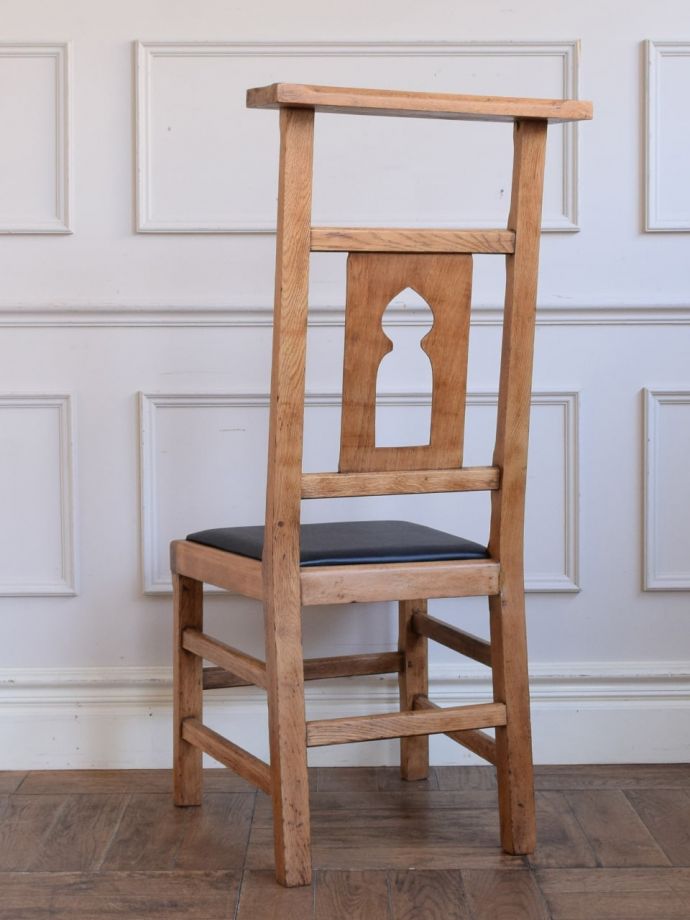 チャペルチェアの後ろ姿