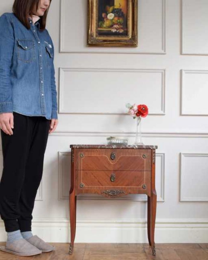 アンティークのチェスト アンティーク家具 フランスから届いた優雅なアンティーク家具、マーブルトップのベッドサイドチェスト。小さくても一人前。(m-657-f)