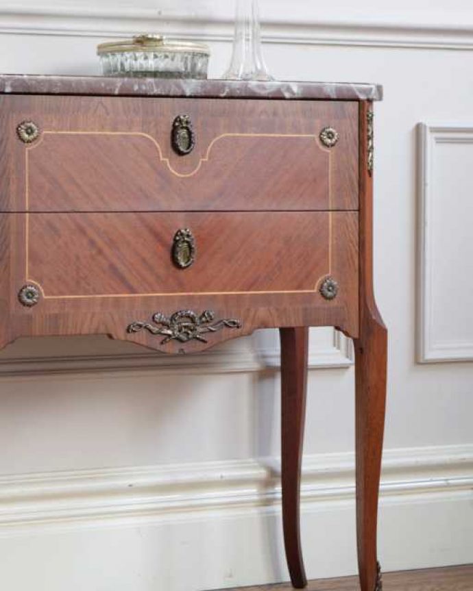 アンティークのチェスト アンティーク家具 フランスから届いた優雅なアンティーク家具、マーブルトップのベッドサイドチェスト。木目で勝負!アンティークだから手に入る素材のよさシンプルなデザインなのに惹きつけられちゃう一番の魅力は、やはり使われている素材。(m-657-f)