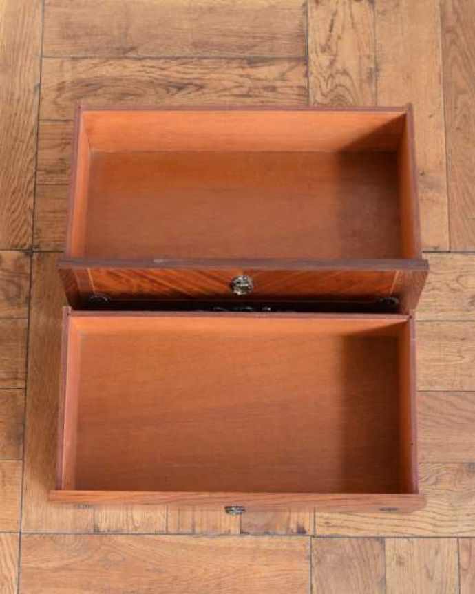 アンティークのチェスト アンティーク家具 フランスから届いた優雅なアンティーク家具、マーブルトップのベッドサイドチェスト。引き出しの中もとってもキレイですチェストで一番きになるのはやはり引き出しの中。(m-657-f)