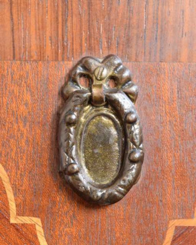 アンティークのチェスト アンティーク家具 フランスから届いた優雅なアンティーク家具、マーブルトップのベッドサイドチェスト。アンティークらしい取っ手取っ手のデザインまで高級感があるアンティーク家具。(m-657-f)