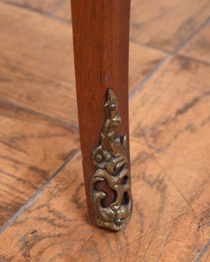 アンティークのチェスト アンティーク家具 フランスから届いた優雅なアンティーク家具、マーブルトップのベッドサイドチェスト。女性1人でラクラク運べちゃう仕掛けHandleのアンティーク家具は、脚の裏にフェルトキーパーをお付けしています。(m-657-f)