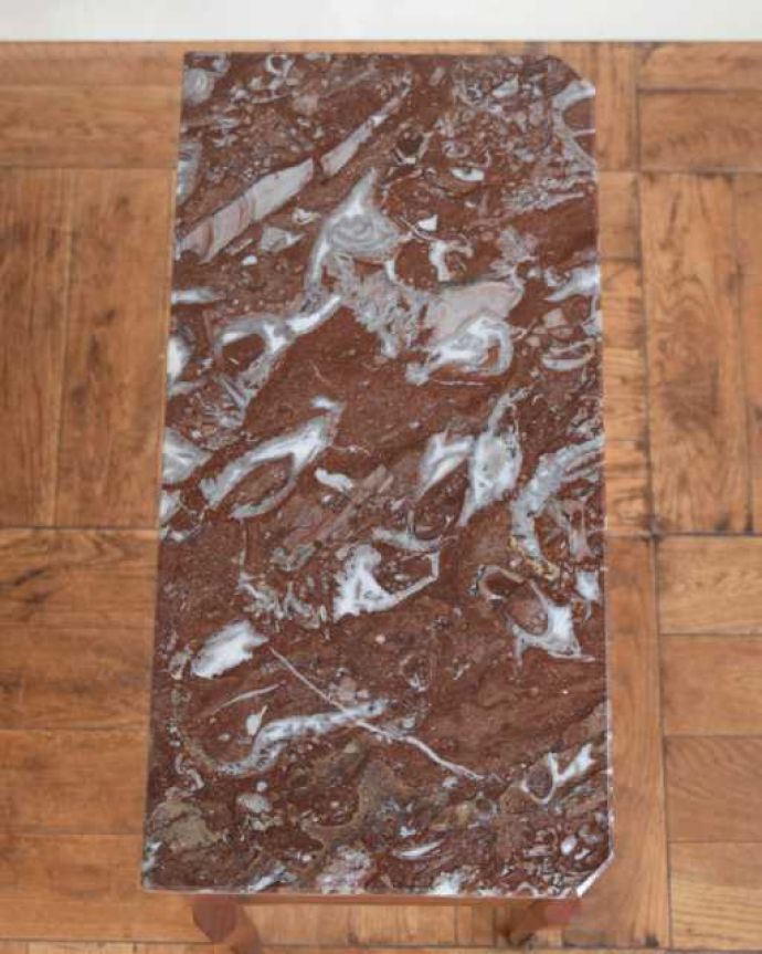 アンティークのチェスト アンティーク家具 フランスから届いた優雅なアンティーク家具、マーブルトップのベッドサイドチェスト。ピカピカに仕上げましたベッドやソファの横でモノを置いて使えるように、修復する時、天板の塗装もキレイに仕上げました。(m-657-f)