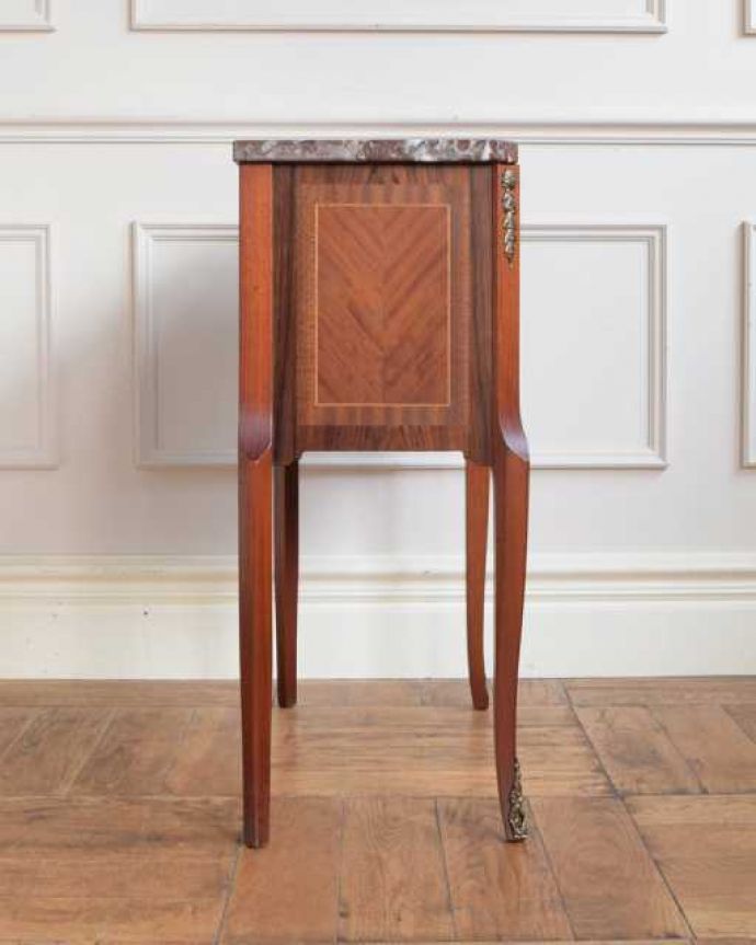 アンティークのチェスト アンティーク家具 フランスから届いた優雅なアンティーク家具、マーブルトップのベッドサイドチェスト。横から見てもキレイですもちろん、横顔だってキレイ!どこから見ても絵になります。(m-657-f)