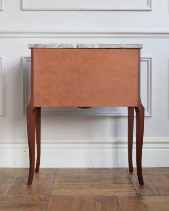 アンティークのチェスト アンティーク家具 フランスから届いた優雅なアンティーク家具、マーブルトップのベッドサイドチェスト。後ろ姿も見て下さいアンティークは新品ではないので、もちろん経年変化によるキズはありますが、専門の職人が修復しました。(m-657-f)