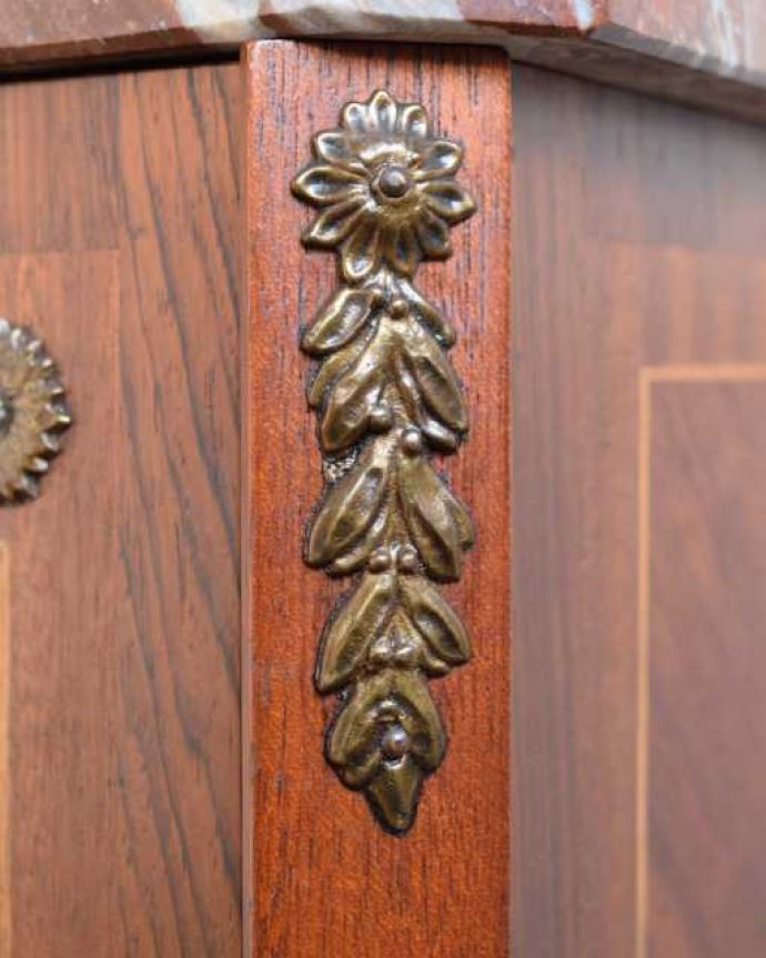 アンティークのチェスト アンティーク家具 フランスから届いた優雅なアンティーク家具、マーブルトップのベッドサイドチェスト。やっぱりココがイギリスらしい美しい彫にうっとり・・・ポイントポイントの装飾がキレイです。(m-657-f)