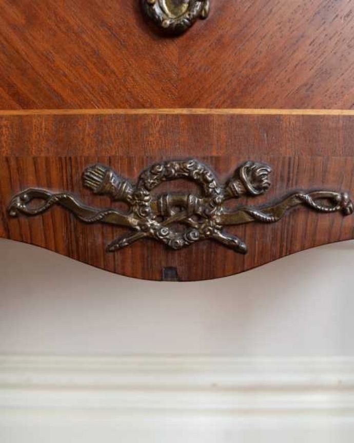 アンティークのチェスト アンティーク家具 フランスから届いた優雅なアンティーク家具、マーブルトップのベッドサイドチェスト。惚れ惚れしちゃう美しさ女性らしい彫り。(m-657-f)