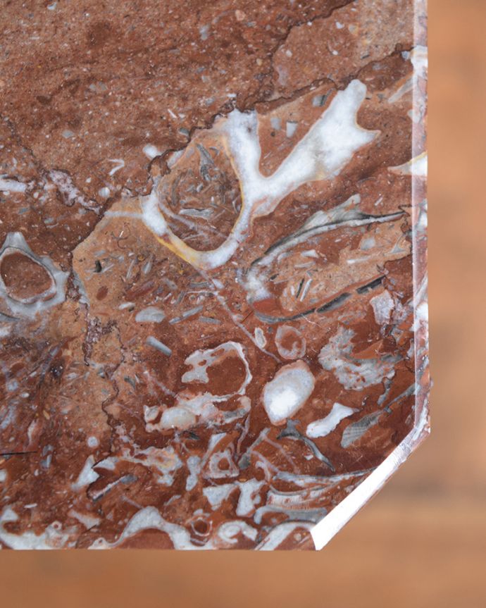 アンティークのチェスト アンティーク家具 フランスから届いた優雅なアンティーク家具、マーブルトップのベッドサイドチェスト。どこに置いても思わず目が行ってしまう美しい大理石。(m-657-f)