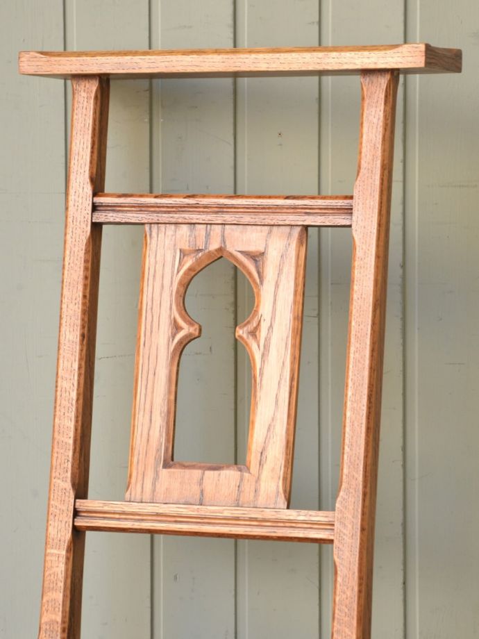 アンティークチェアの背もたれ