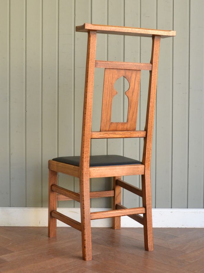 チャペルチェアの後ろ姿