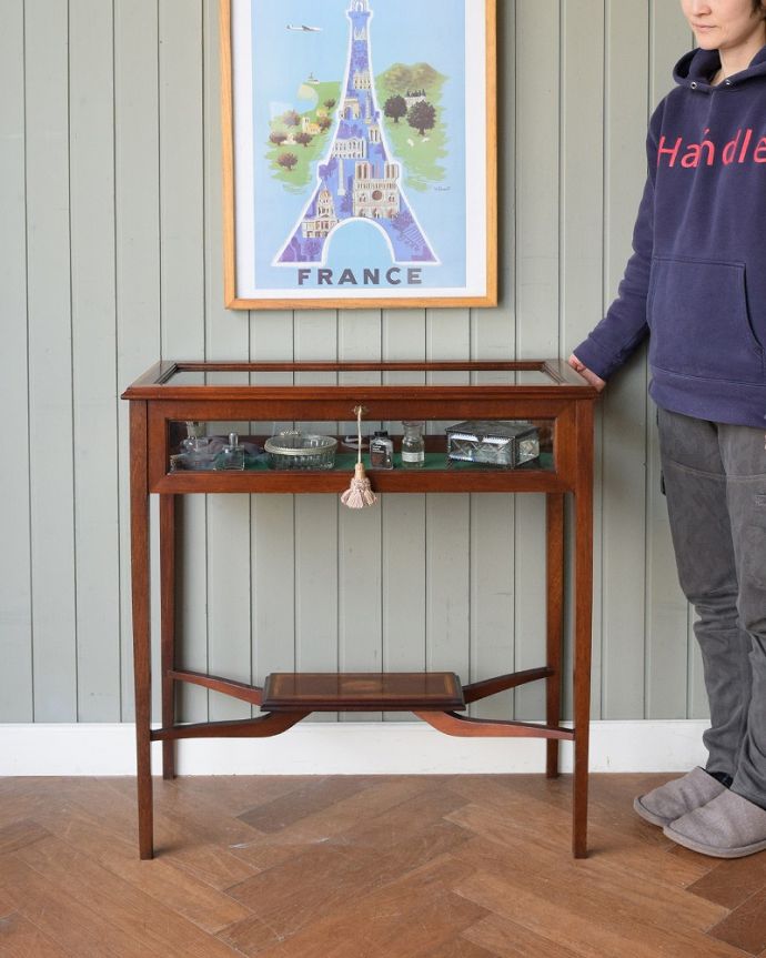 アンティークのキャビネット　アンティーク家具　イギリスから到着したお洒落なアンティークのコレクションケース。とってもめずらしいジュエリーケース天板と四方がガラスになったショーケースのテーブル。(m-658-f)