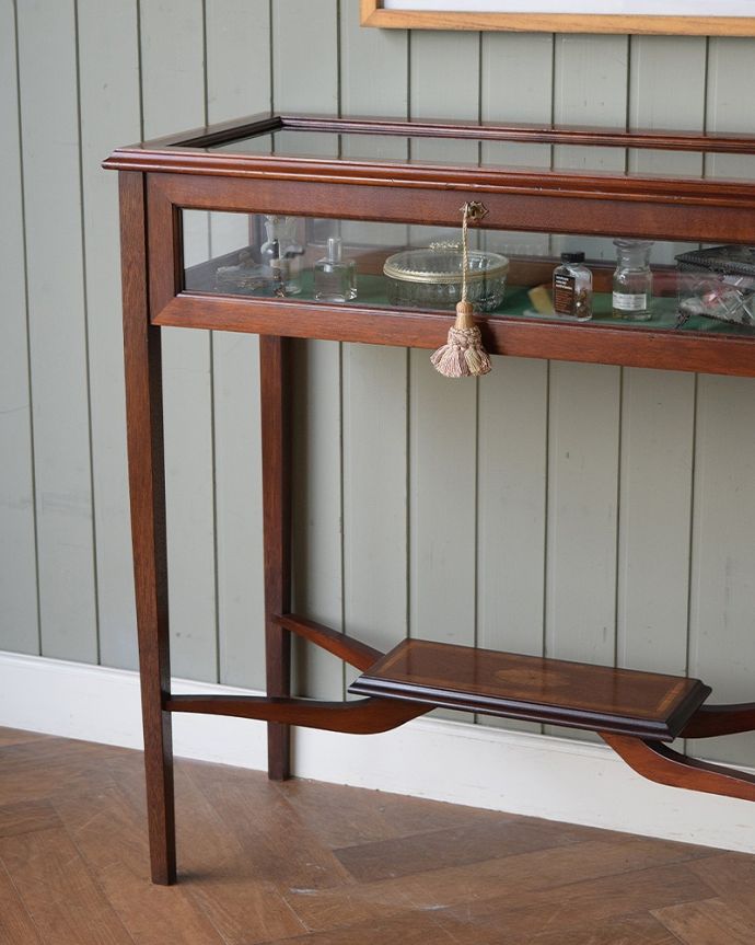 アンティークのキャビネット　アンティーク家具　イギリスから到着したお洒落なアンティークのコレクションケース。ガラス越しに中をのぞいてみると･･･中に入れたものが、なんだかちょっと高級に見えちゃうんです。(m-658-f)