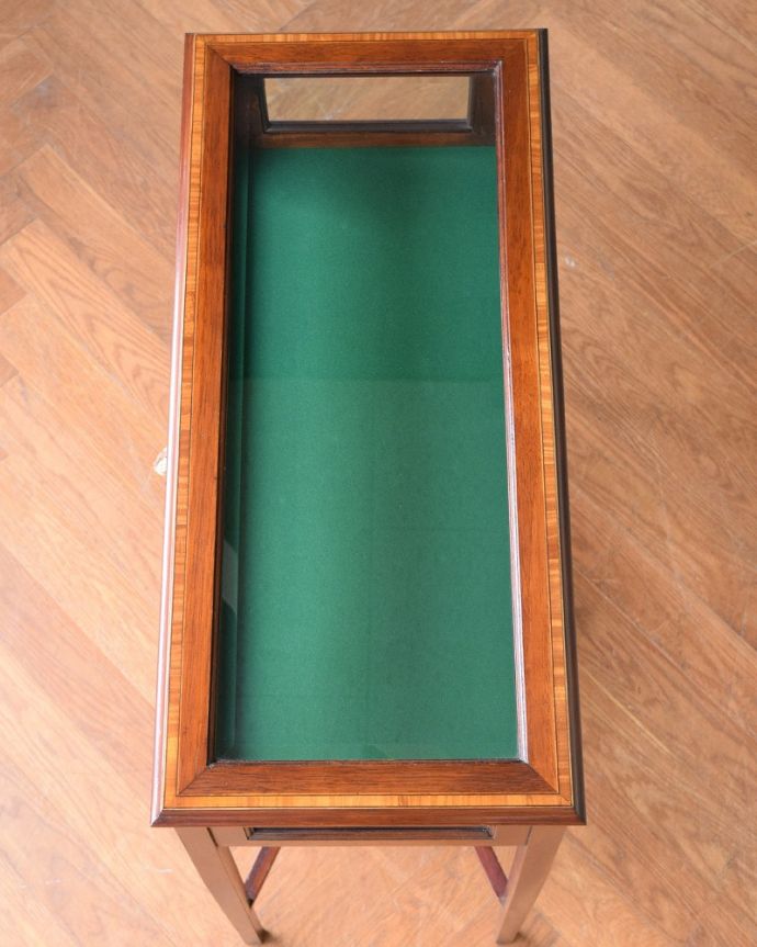 アンティークのキャビネット　アンティーク家具　イギリスから到着したお洒落なアンティークのコレクションケース。上から見てみると･･･ガラスの天板の周りはマホガニー材のパーケットリー。(m-658-f)